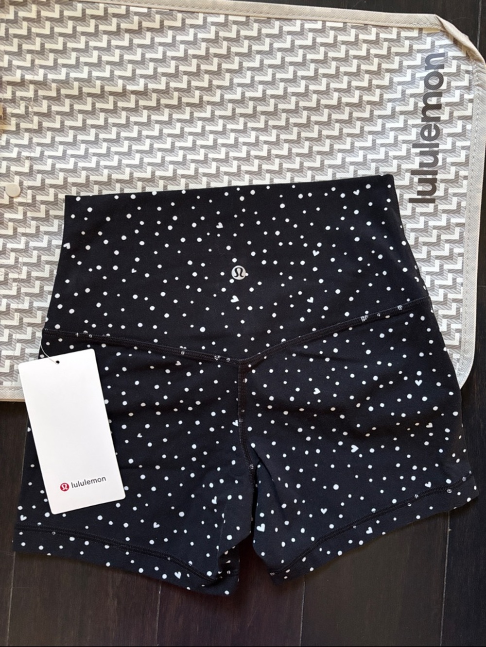LULULEMON ALIGN NO LINE HR SHORTS 4” in HEART SCATTER DOT BLACK AND WHITE NWT